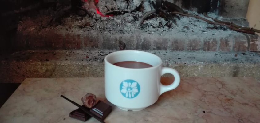 Gorąca czekolada, ogień w kominku i opowieści