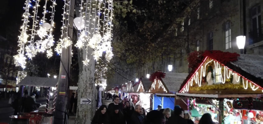 Rynek świąteczny w Aix